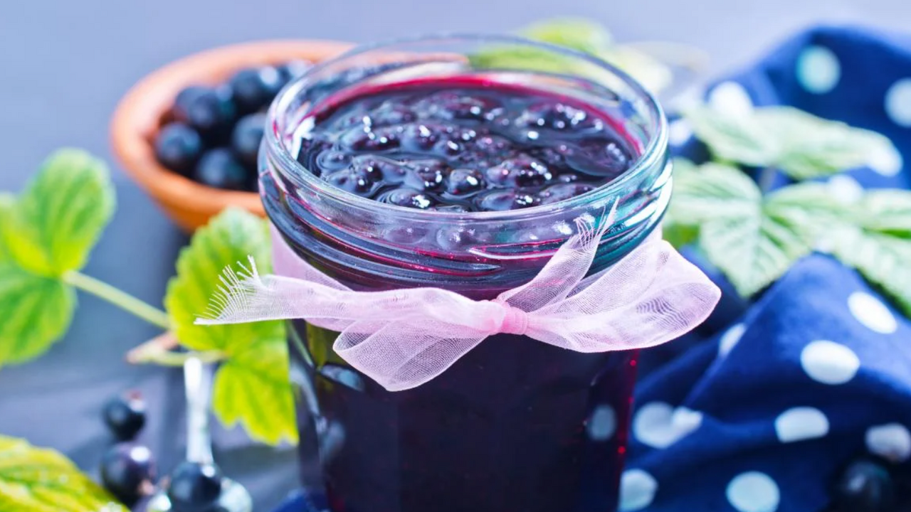 Black currant jam in a new way: what to add for a bright flavor