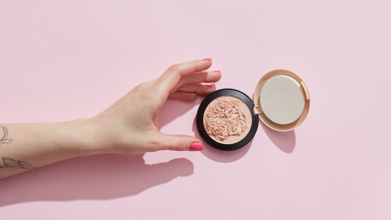 It will look as good as new: a simple tip for rescuing broken powders