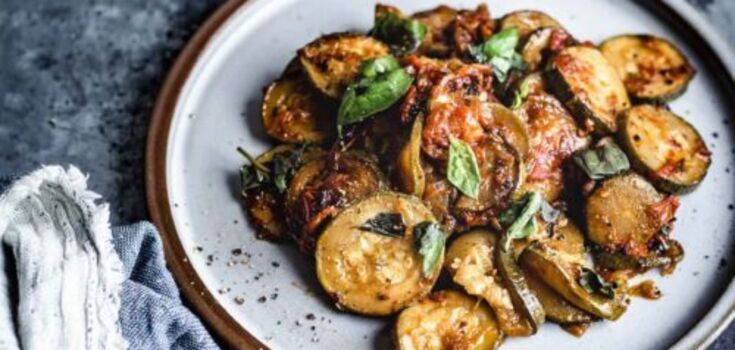 Delicious zucchini in a pan in sauce: very quick to prepare