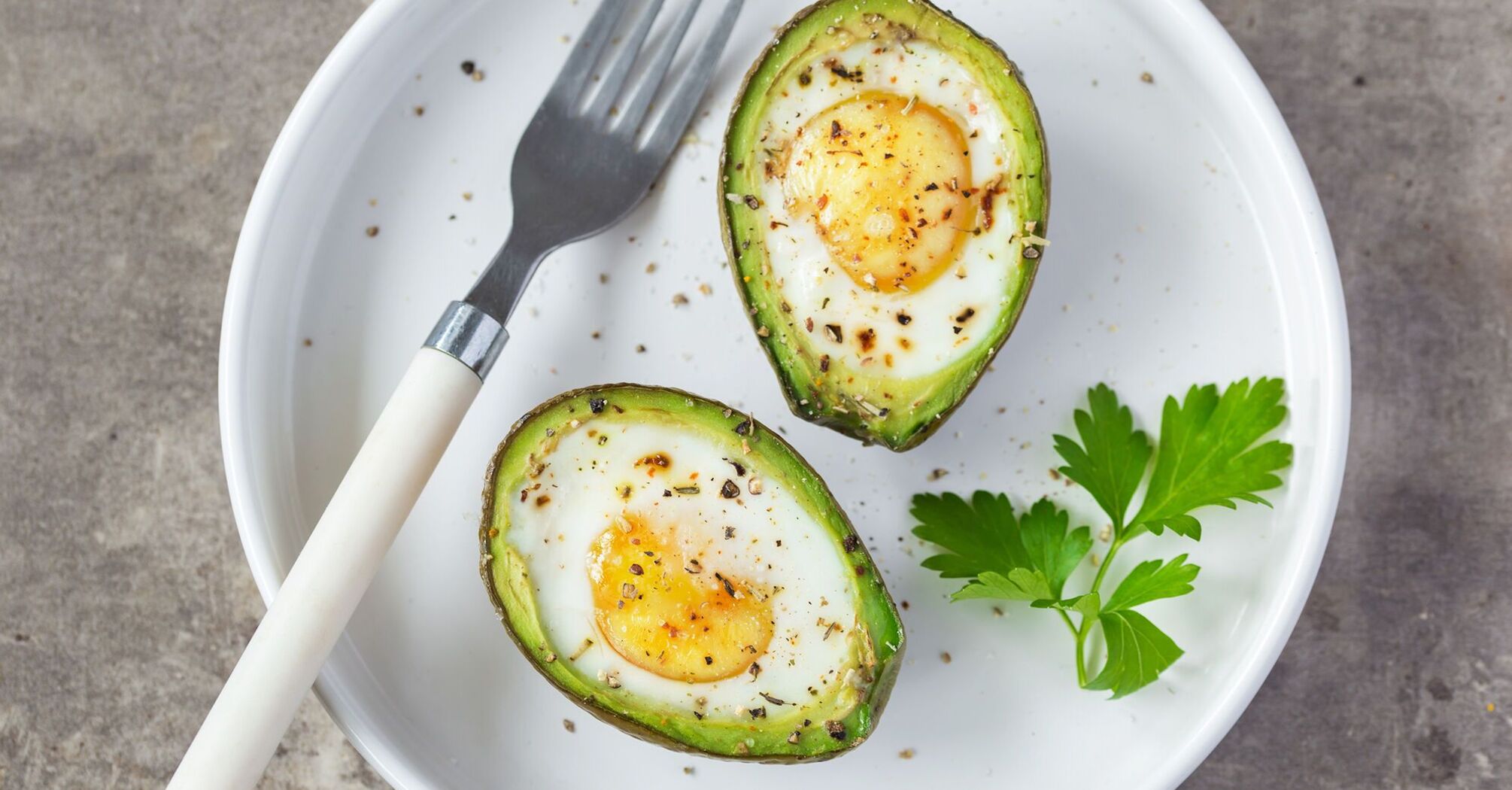 Baked avocado with egg for breakfast: made in 15 minutes
