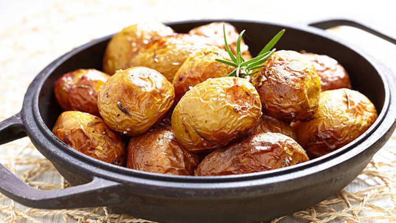 How to cook fragrant young potatoes with a crust: bake in the oven