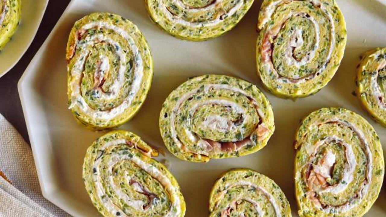 Hearty zucchini roll with cheese and garlic: it turns out tender and does not fall apart