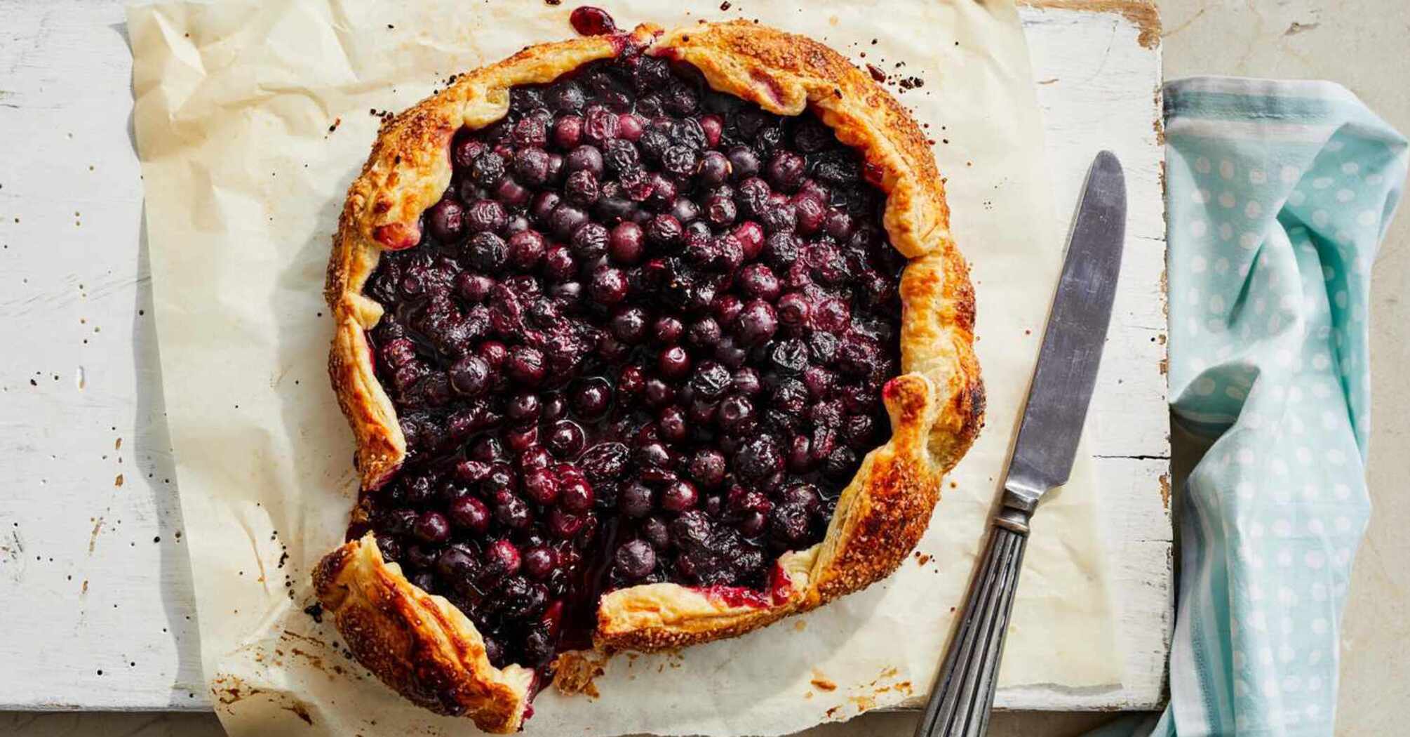 Chrupiąca galette z jagodami i serem brie: przepis na sezonowy deser