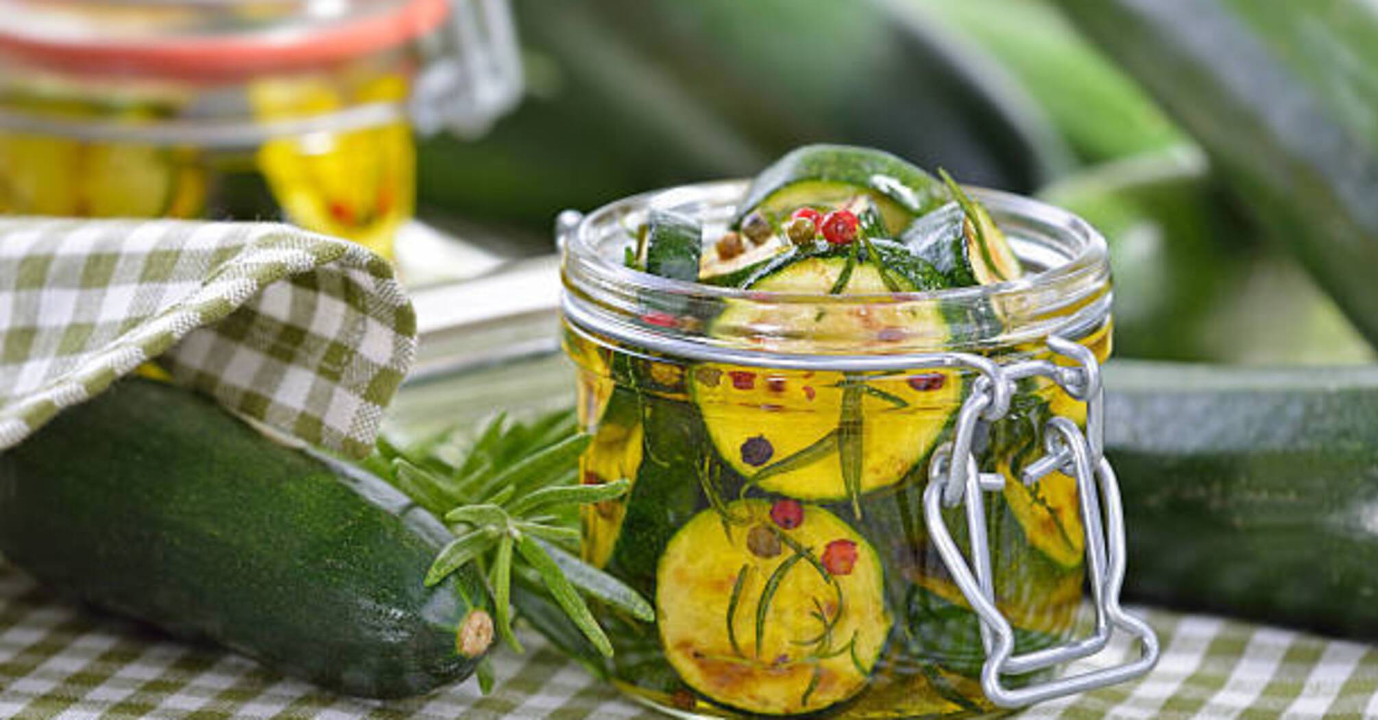 Quick pickled zucchini with garlic and honey: can be eaten immediately