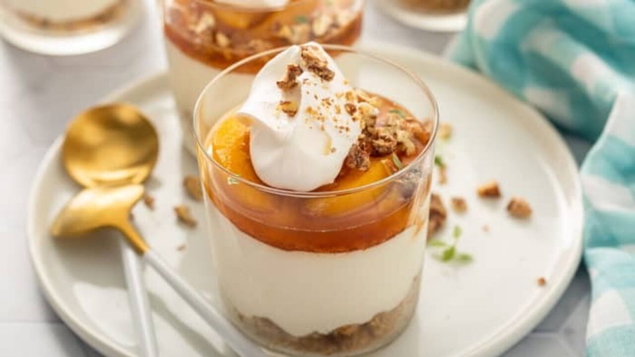 Elementary dessert with peaches without baking in a glass: freezes in the refrigerator