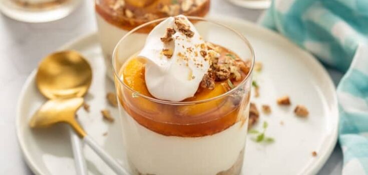 Elementary dessert with peaches without baking in a glass: freezes in the refrigerator