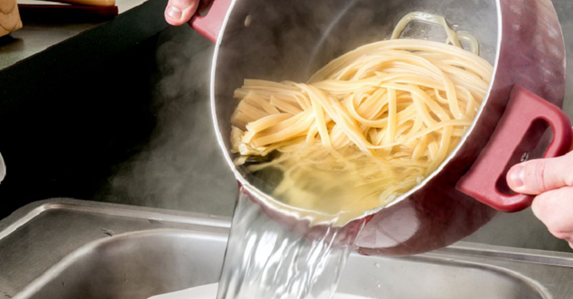 Zdecydowanie robiłeś to źle! Jak powinno się dekantować makaron i ryż: Lifehack