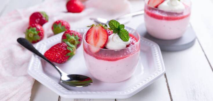 Delicate berry soufflé that melts in your mouth: can be made with strawberries, blackberries or currants