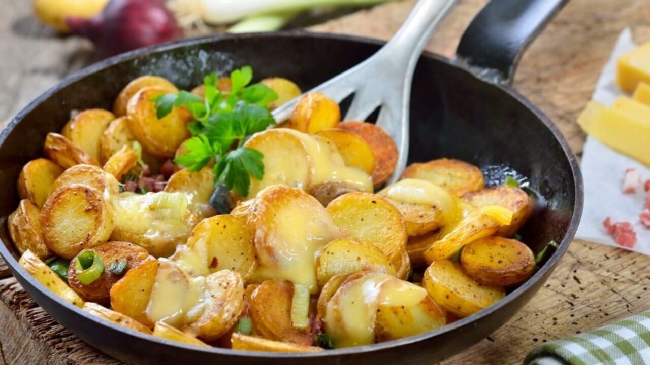 Dlaczego smażone ziemniaki przypalają się i rozpadają: 3 najczęstsze błędy