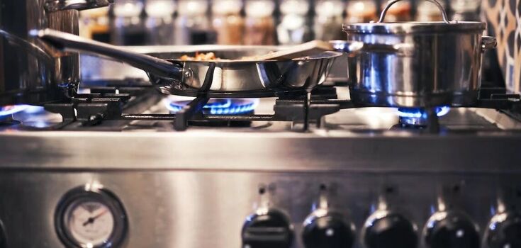 No need to buy anything: how to clean the stove with homemade means