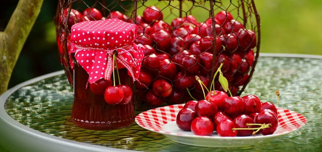 Sweet cherries in syrup for winter: the easiest recipe