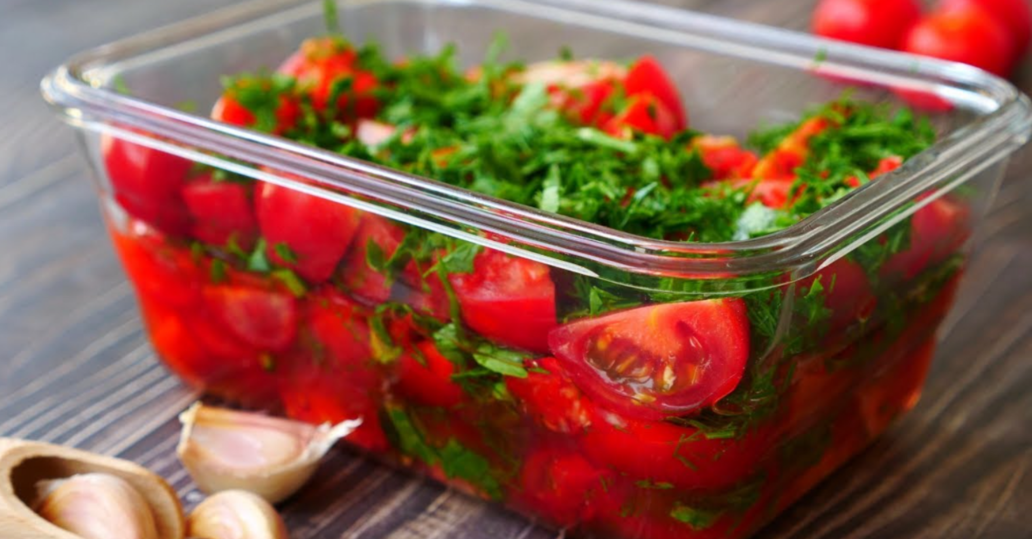 Snack tomatoes with peppers and garlic: can be eaten right away