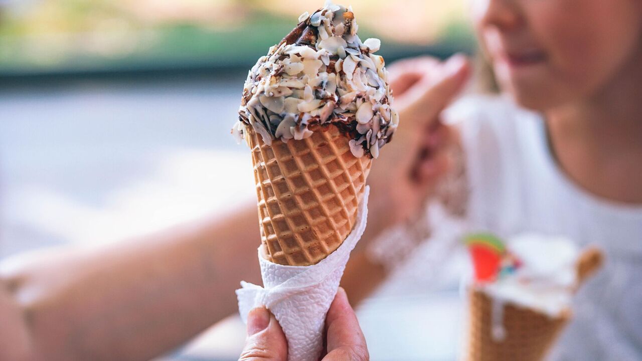 How to choose a safe and quality ice cream in the store: expert tips