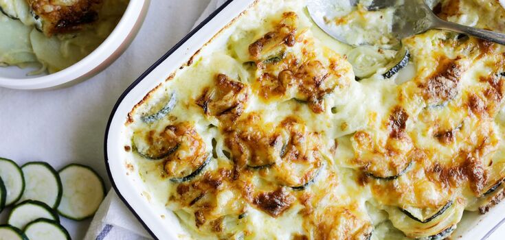 How to bake fat-free zucchini with tomatoes and cheese in the oven
