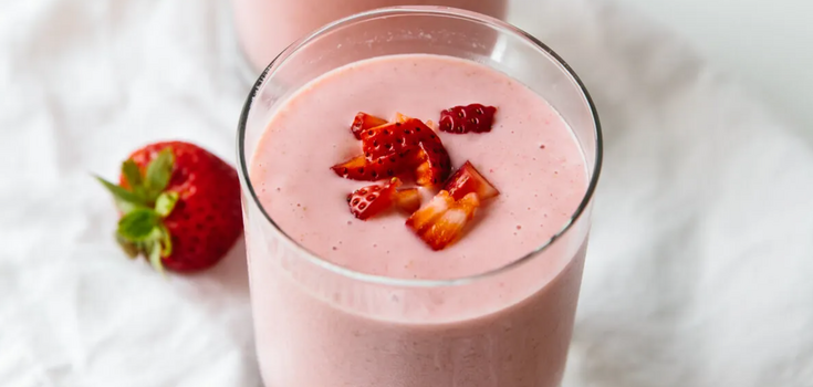 What to make with strawberries and banana for a snack: a recipe for a diet drink