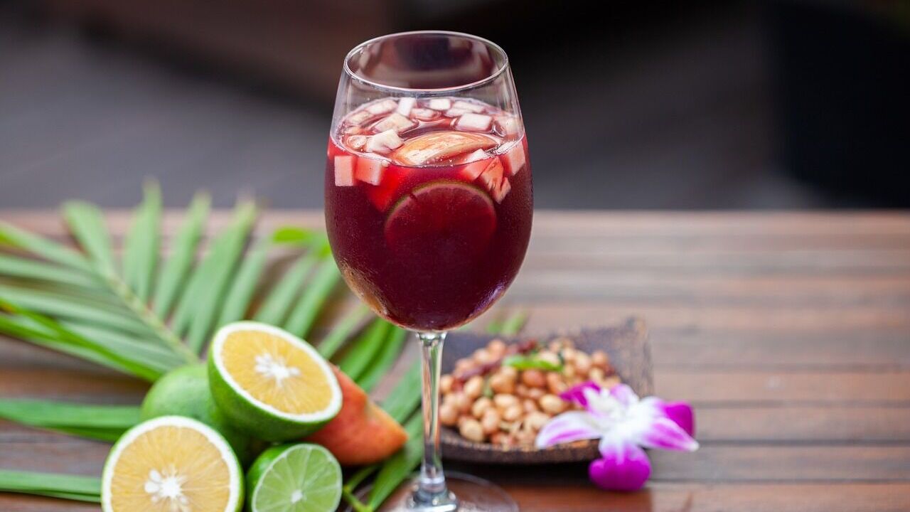 Sangria with wine: how to prepare a refreshing summer cocktail