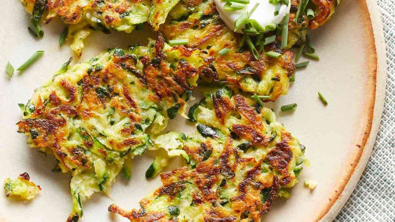 Zucchini fritters with cottage cheese in 10 minutes: how to prepare a hearty dish for a snack