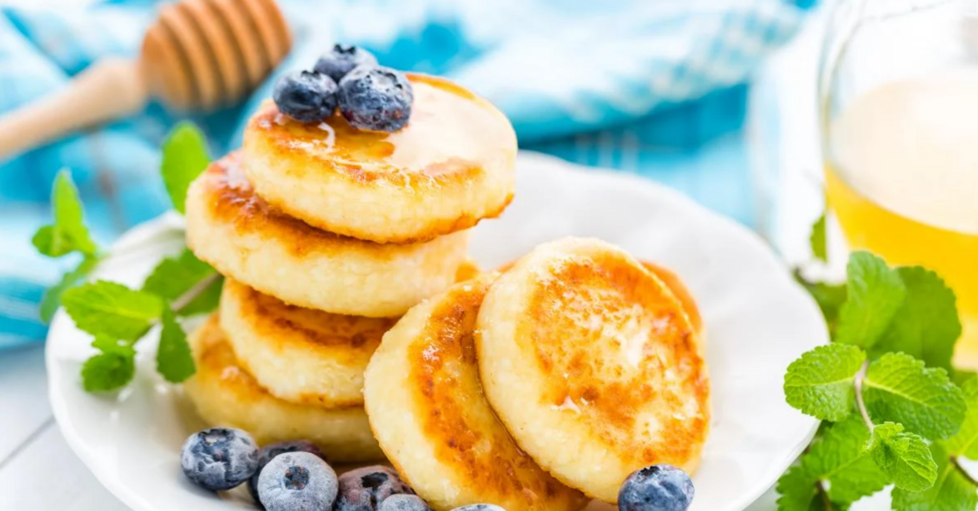 Crunchy breading and filling: how to make cottage cheese pancakes for breakfast in a new way
