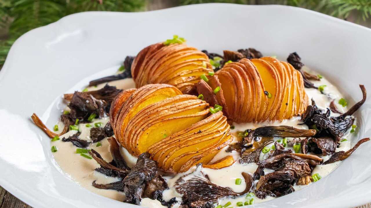 How to cook potatoes with chanterelles and sauce