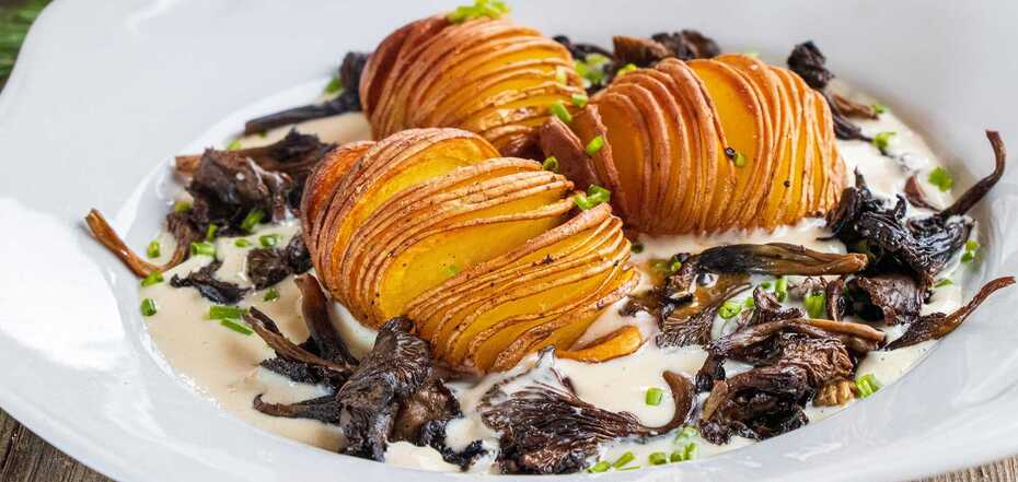 How to cook potatoes with chanterelles and sauce
