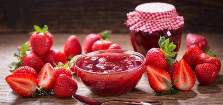 Recipe for delicious strawberry jam in a pan