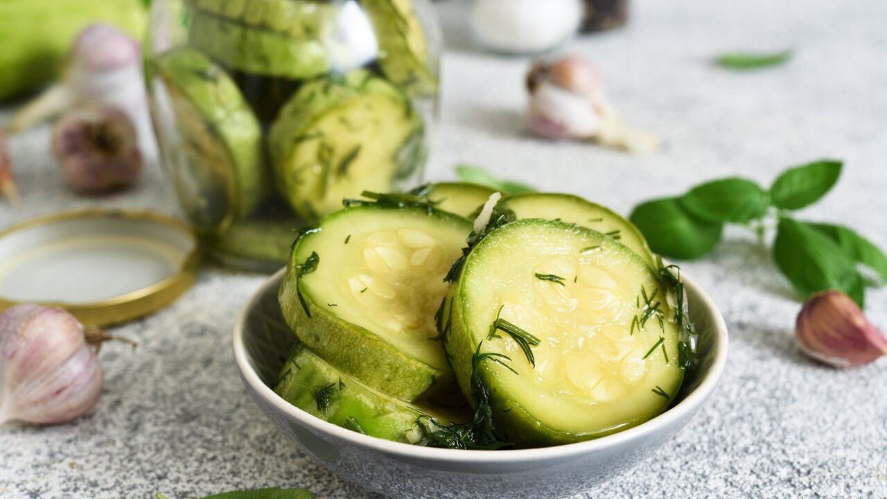Crispy, low-salted zucchini in 2 hours: quick appetizer