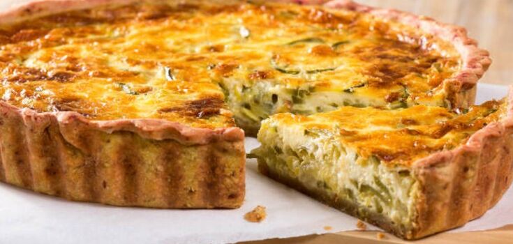 A hearty quiche with chicken and vegetables for a quick lunch: delicious for dinner