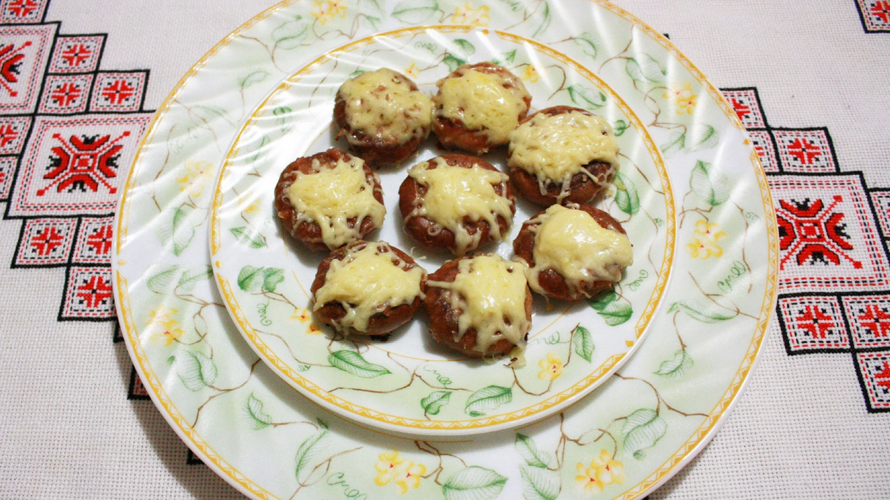 Bagels with minced meat in batter for a delicous snack
