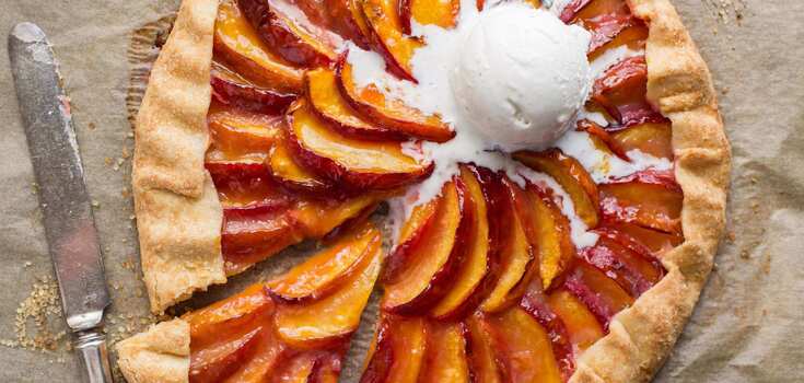 Crispy galette with fresh peaches: what kind of dough to make with