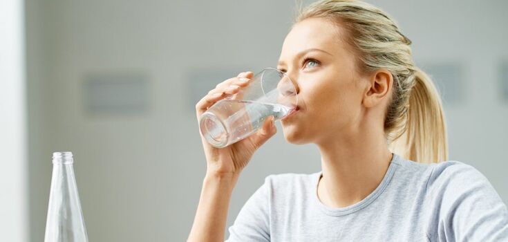 Can you drink water with meals: debunking the myths