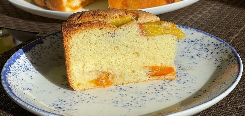 Recipe for tall charlotte with apricots