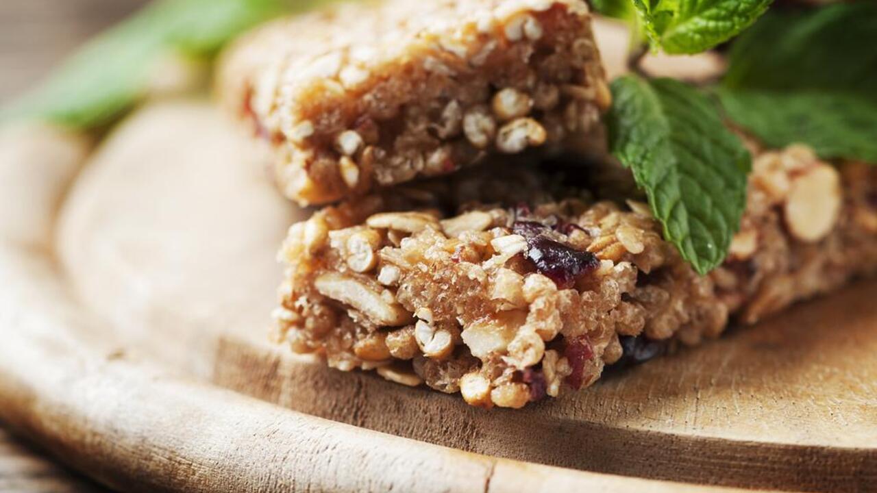 Cereal bars for a snack in 30 minutes to make kids happy