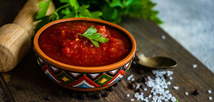 Spicy satsebeli sauce from tomatoes: a successful recipe for meat and vegetables