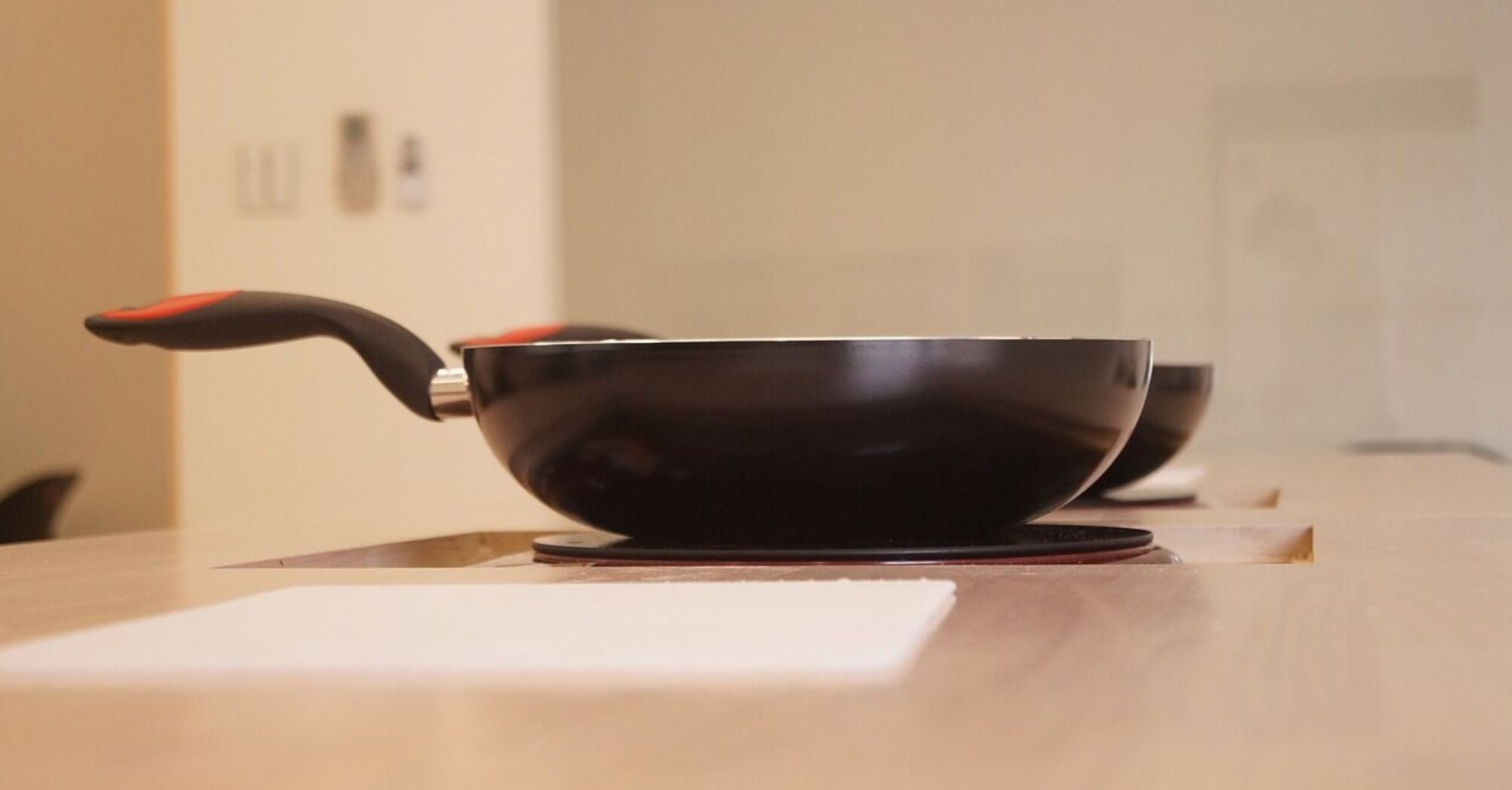 How to effortlessly clean the bottom of a frying pan from soot: the best way to do it