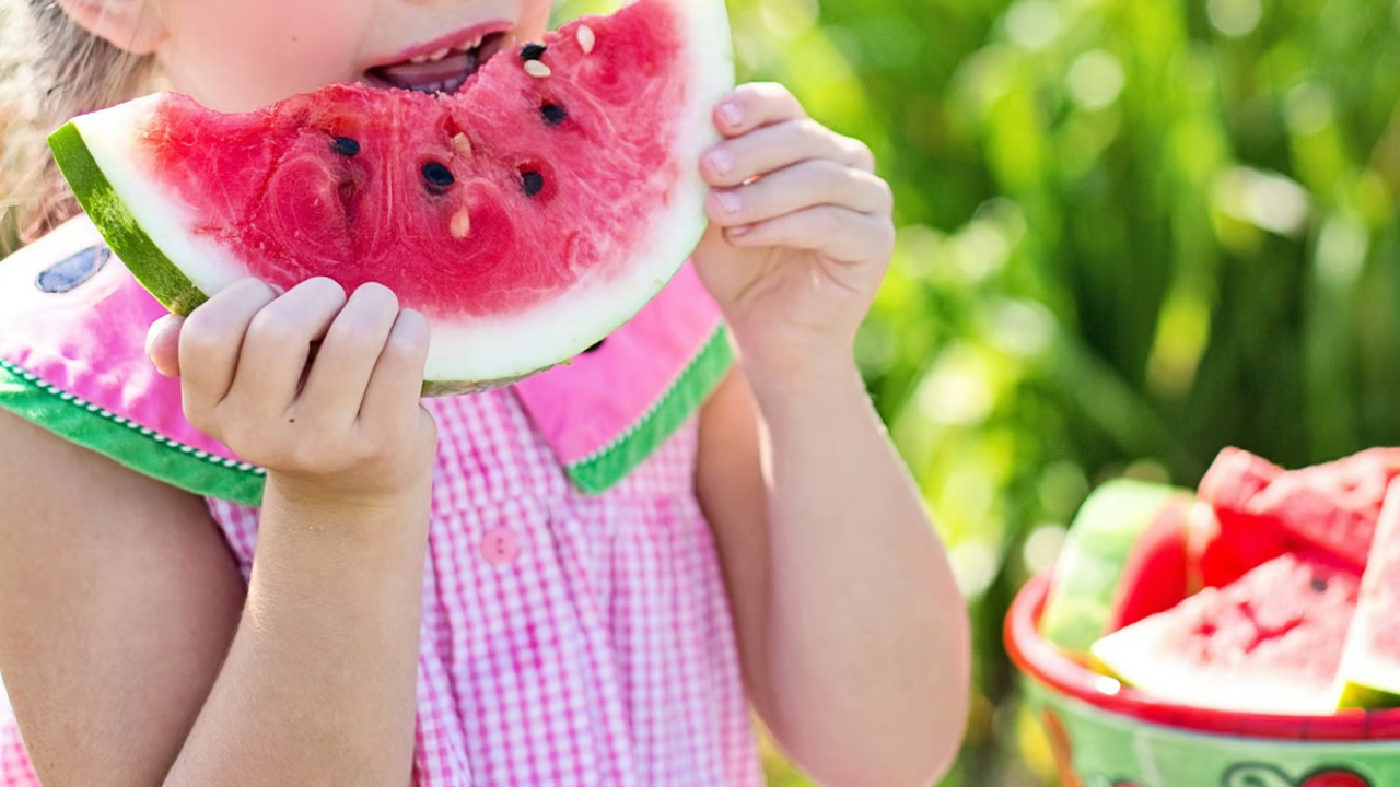 How to choose a sweet and juicy watermelon: best and effective way