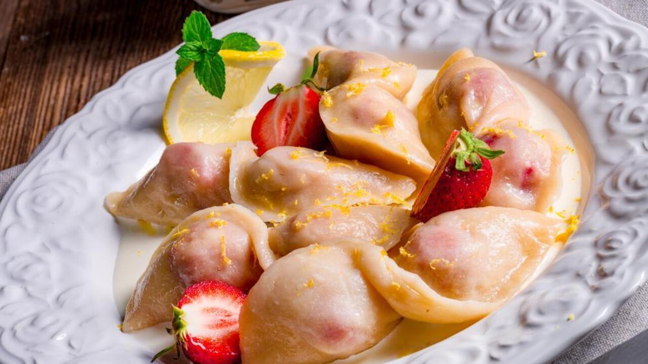 Steamed varenyky with strawberries and kefir