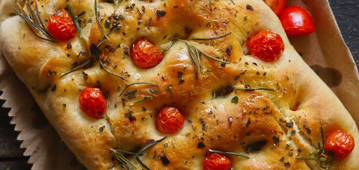 Crispy focaccia with tomatoes and herbs: easier than pizza