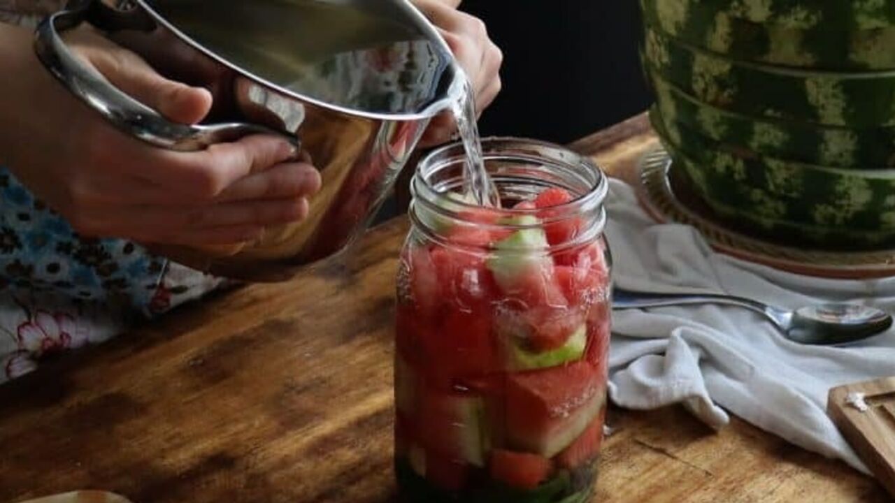 How to pickle watermelon for the winter with garlic and bay leaves