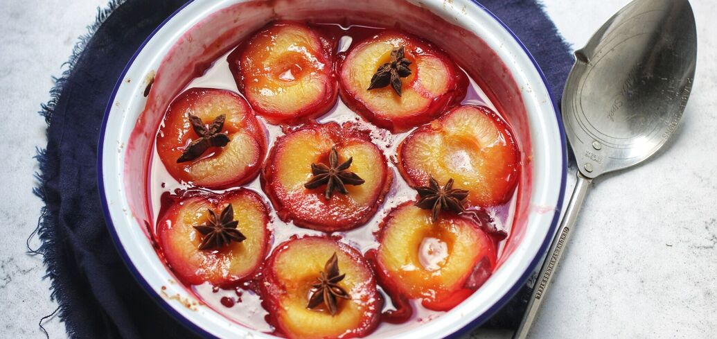 How to bake plums in 10 minutes: an appetizer for wine and a snack at the same time