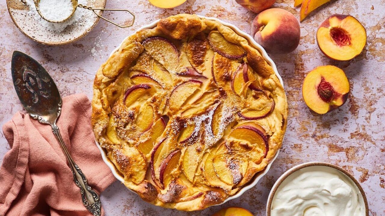 How to make clafoutis with peaches: a tender cake that just melts in your mouth