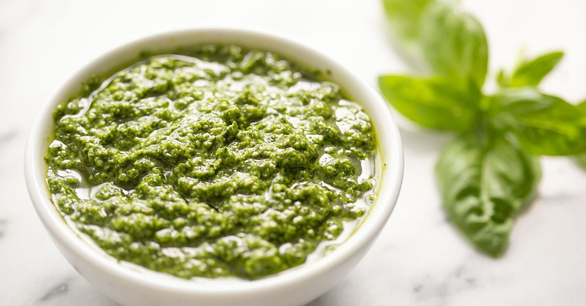Basil pesto: classic recipe for easy salad dressing in 10 minutes