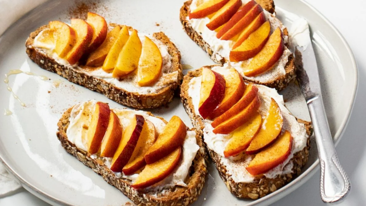 Delicious cheese and peach toast for a snack in 10 minutes