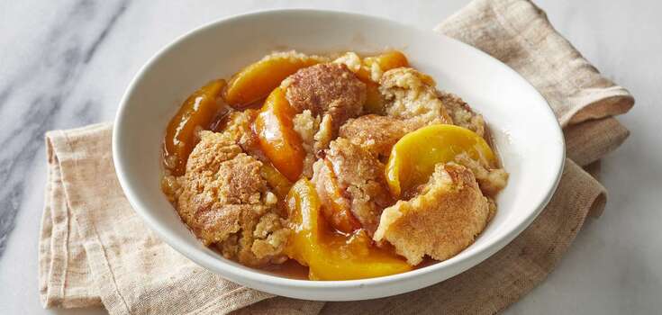 Cobbler with peaches: how to prepare an exquisite American pie