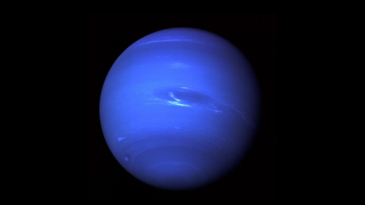 Astronomowie po raz pierwszy spojrzeli w ciemną plamę Neptuna z Ziemi i zobaczyli coś dziwnego