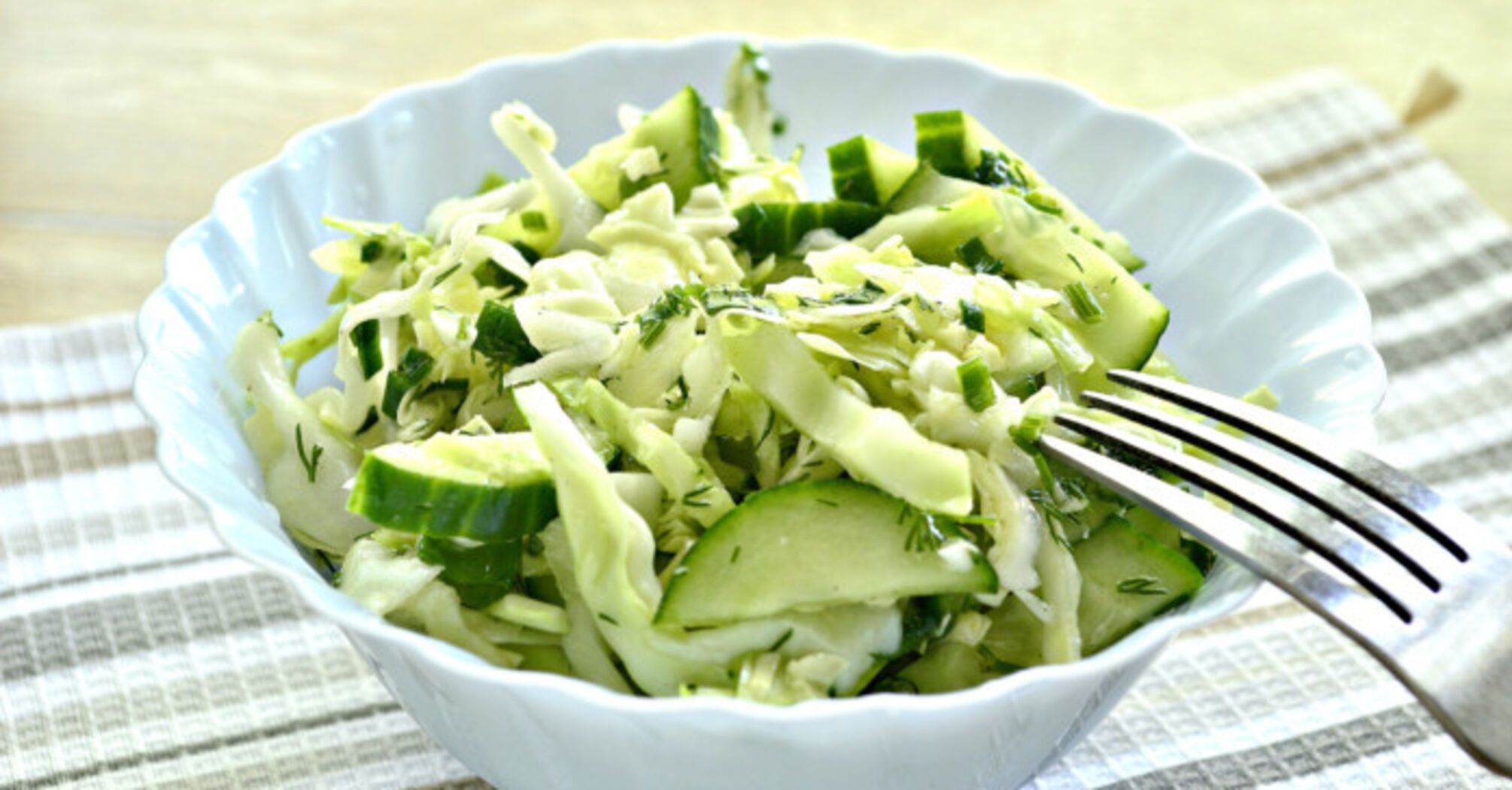 Summer salad of young cabbage and cucumbers: an easy snack in 10 minutes