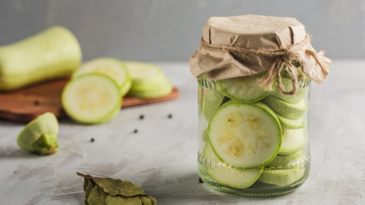Zucchini for the winter that taste like pineapples: how to prepare the original preparation