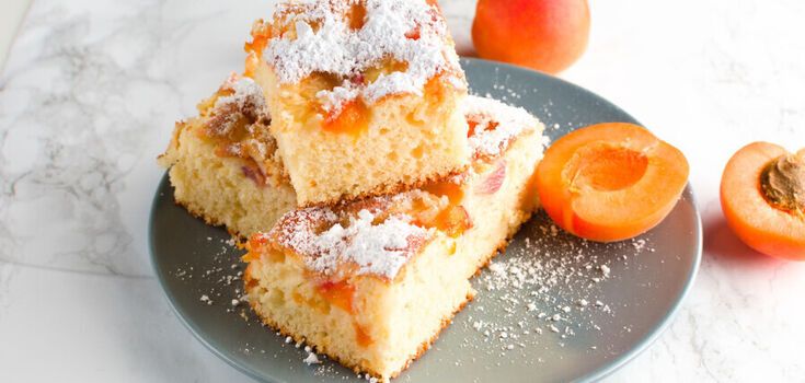What to use to make a fluffy pie with apricots: the dough turns out very tender