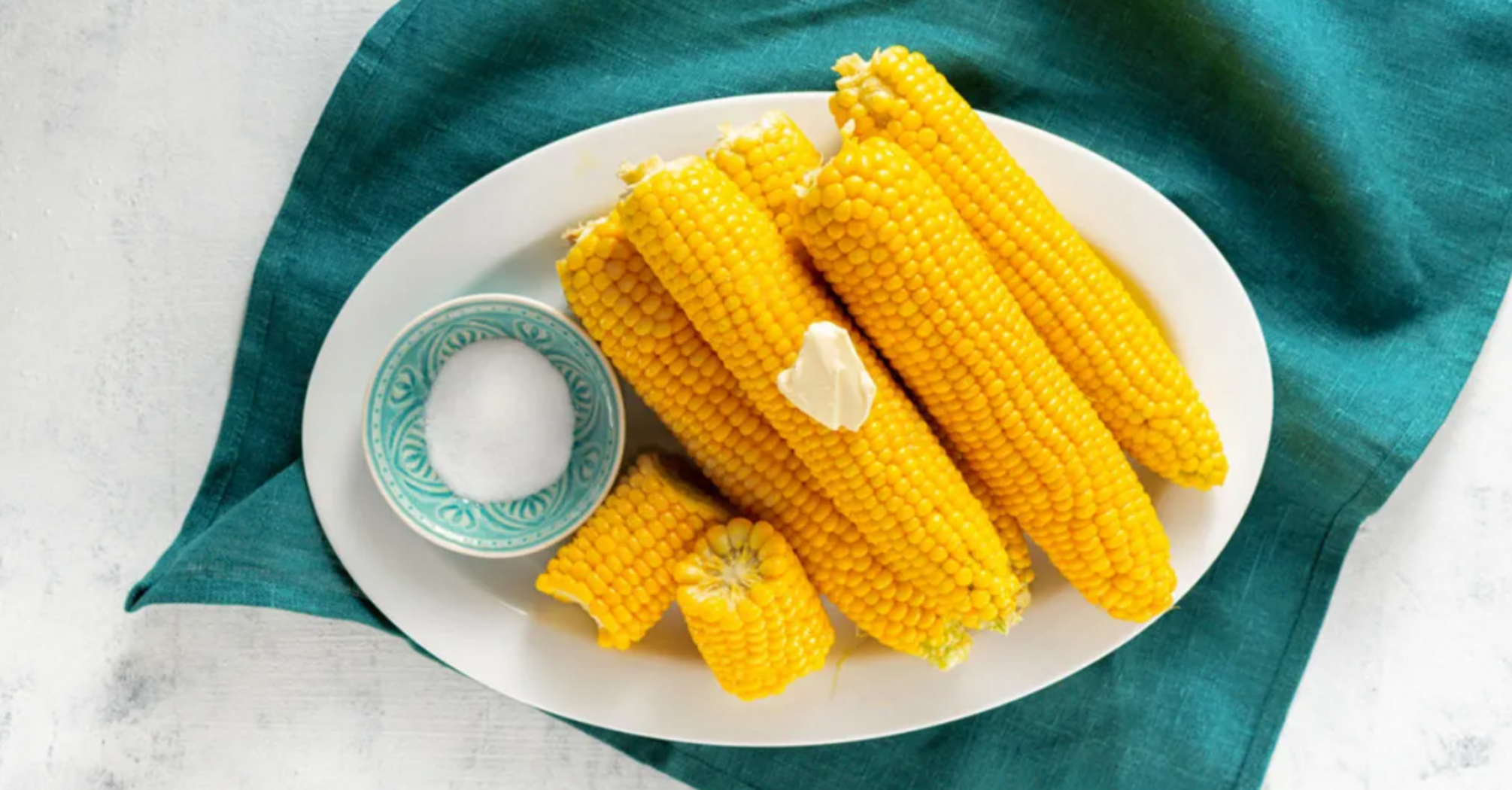 Boiled corn with butter