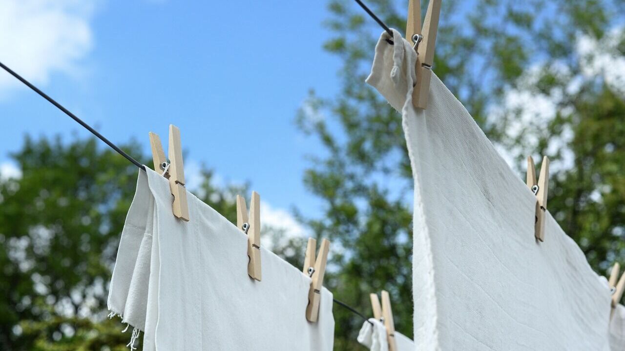 Helps fight difficult stains and whiten clothes: what to replace chemical laundry detergent with