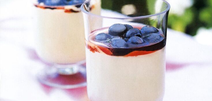 Panna cotta with blueberries: how to prepare a summer dessert without baking